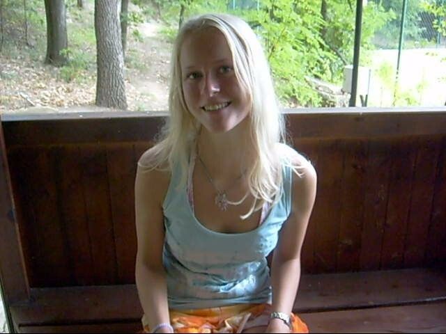 Teeny masturbiert in Grillhütte