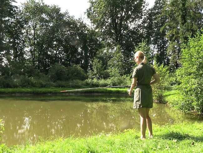 blondehexe Porno Video: Blonde Anglerin macht es sich selber