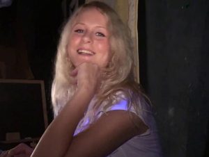 blondehexe Porno Video: Eine Studentin will es wissen