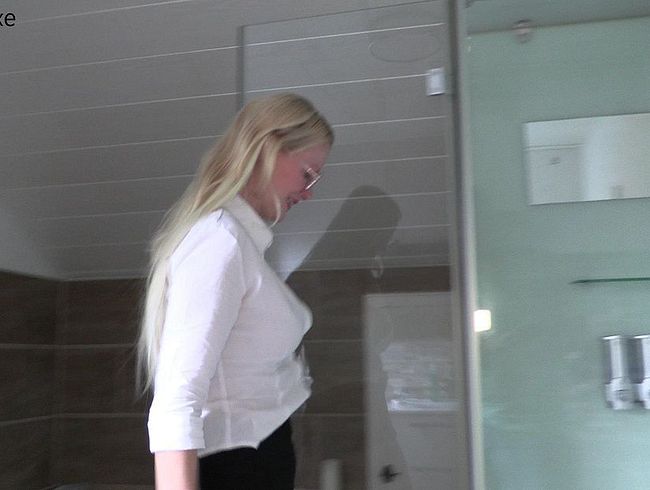 blondehexe Porno Video: Geil abgepi**t nach dem fi**en