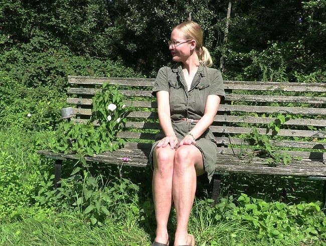 blondehexe Porno Video: Geile Anglerin pi**t frech ab