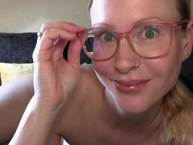 blondehexe Porno Video: Geile Brillenschlange läuft richtig aus ;)