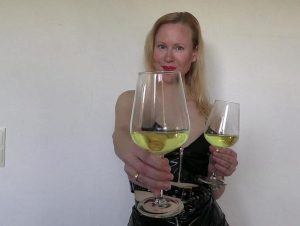 blondehexe Porno Video: Geile Lacksau bietet besonderen Wein an ;)