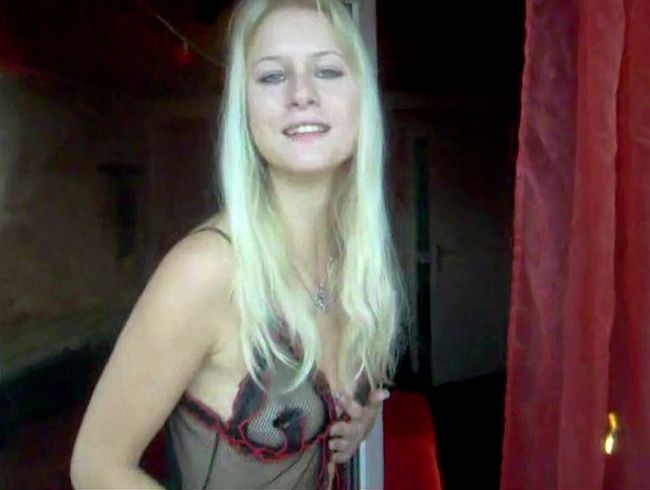 blondehexe Porno Video: Geiler Besuch bei der Teeny Hobbynutte
