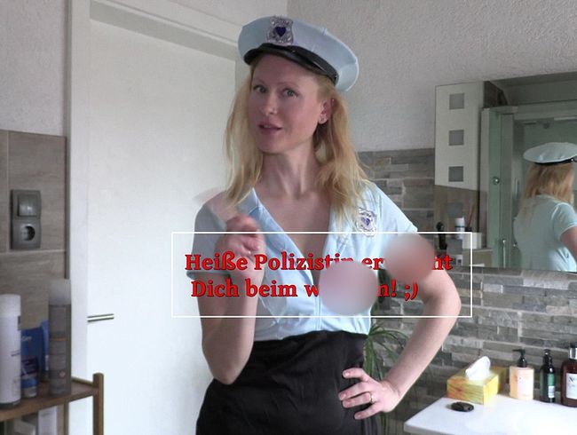 blondehexe Porno Video: Heiße Polizistin erwischt Dich beim wi**sen!
