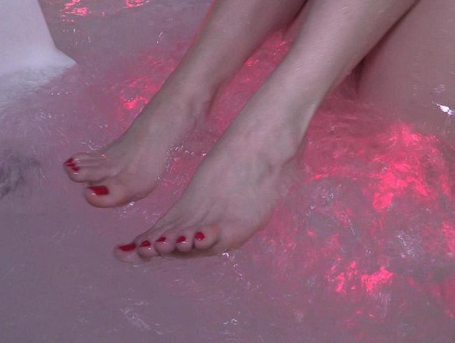 blondehexe Porno Video: Süße Füße im Whirlpool
