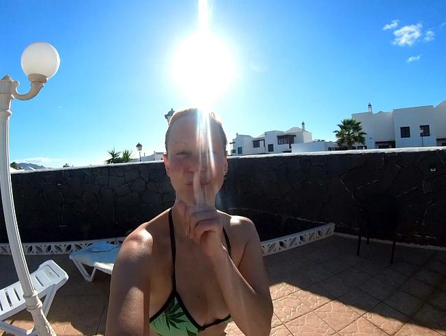 blondehexe Porno Video: spri**iges Vergnügen! Ein unerwartet feuchtes Pool Abenteuer!