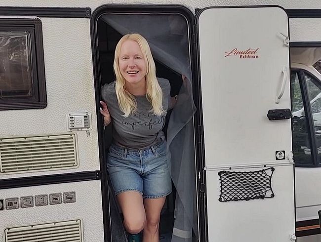 blondehexe Porno Video: Ungeschminkt! Privater fi** beim Campen!