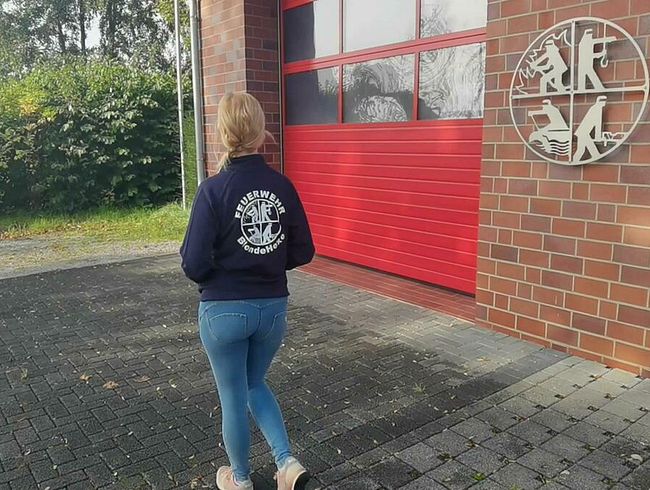 blondehexe Porno Video: Unschuldige Feuerwehr Praktikantin public gecream**ed